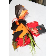 Kalpli çikolata dolu kutu - Yapay Kokulu güllü buket